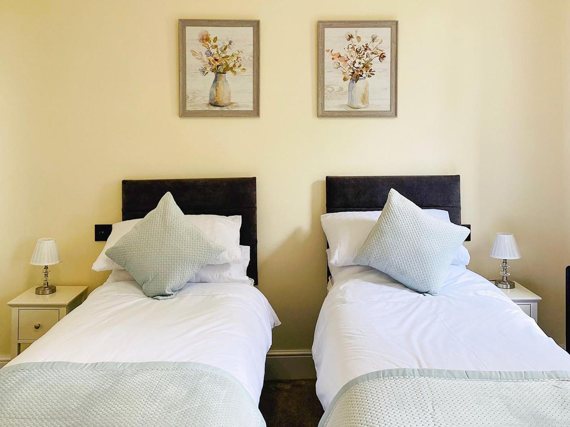 Heath View Villa Cheddleton Bagian luar foto