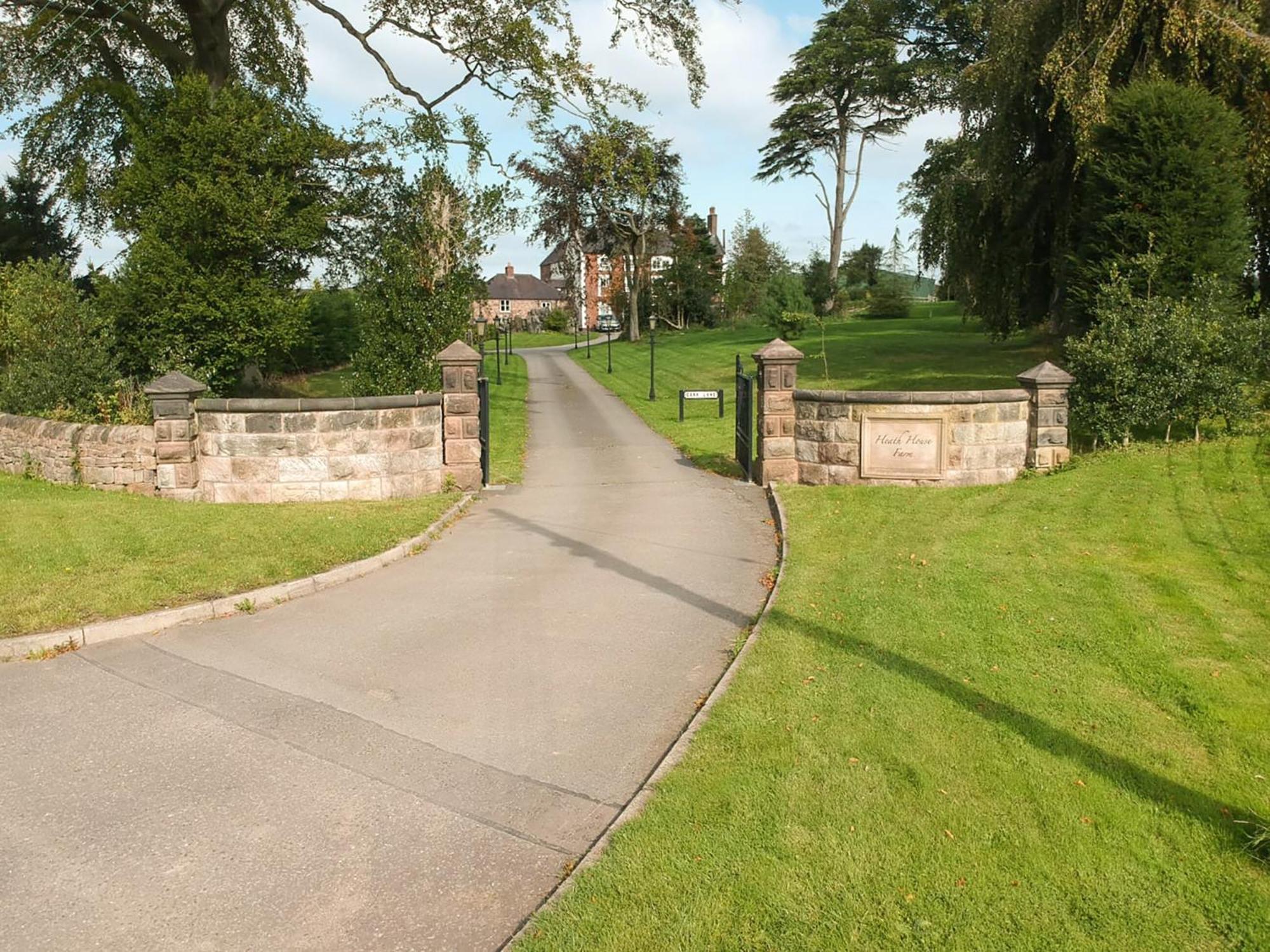 Heath View Villa Cheddleton Bagian luar foto